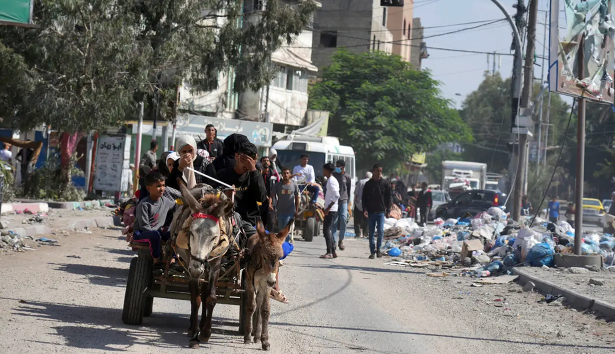 <p>Warga Palestina mengungsi ke Jalur Gaza selatan setelah tentara Israel mengeluarkan peringatan evakuasi kepada lebih dari satu juta penduduk di Gaza utara dan Kota Gaza untuk mencari perlindungan di selatan menjelang kemungkinan invasi darat Israel, Jumat (13/10/2023). (AP Photo/Hatem Moussa)</p>