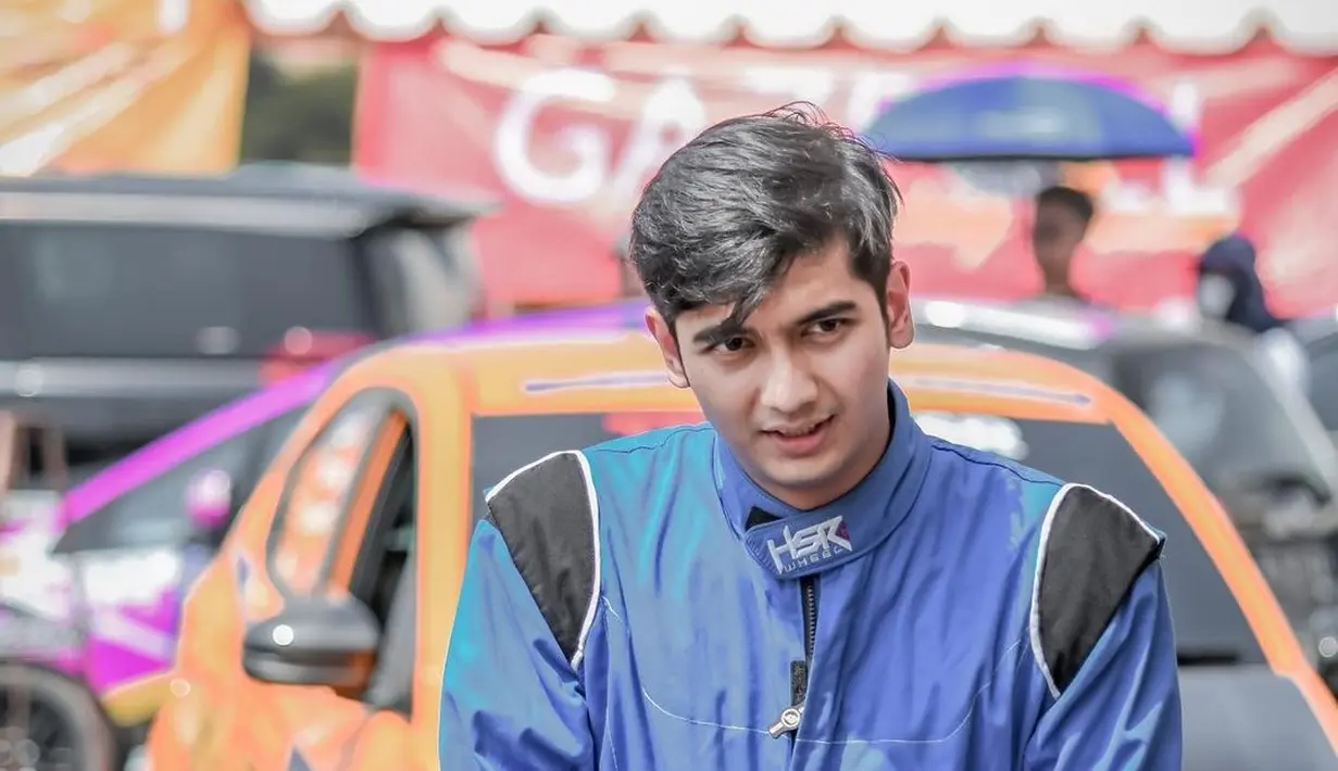 Mengenakan pakaian berkendara berwarna biru, Teuku Ryan terlihat keren. Kegantengannya meningkat seketika tak sengaja dijepret saat sedang fokus dalam pertandingan balap mobil drift di kawasan Meikarta. (Liputan6.com/IG/@teukuryantr).