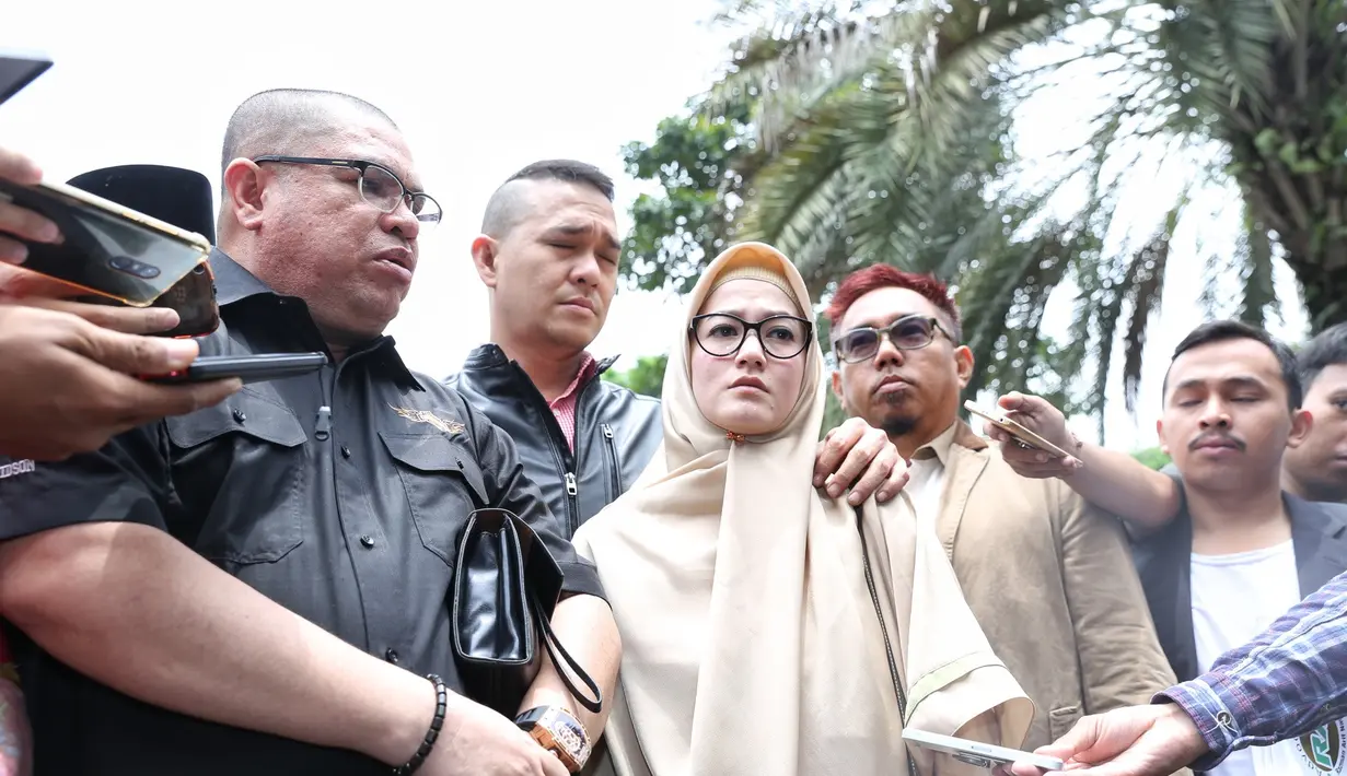 Selain memenuhi panggilan, perempuan 36 tahun dan pengacaranya juga mempertanyakan status tersangkanya. Razman sendiri melihat kliennya adalah korban.  (Adrian Putra/Bintang.com)