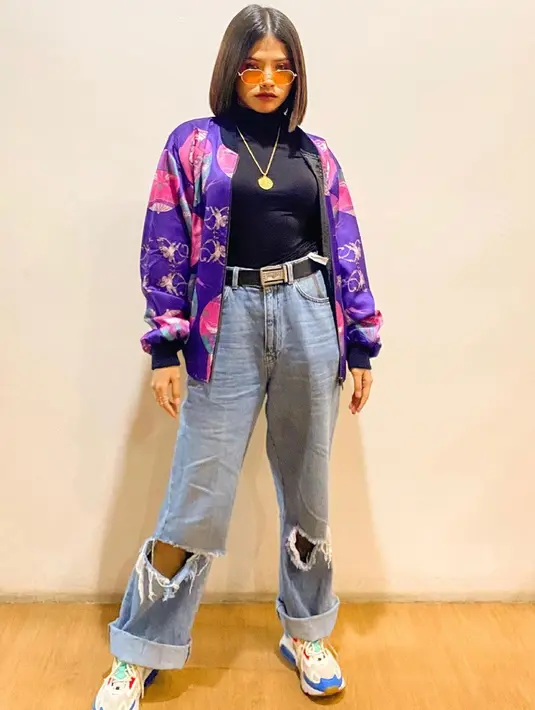 Tampil dengan kaus dan ripped jeans serta jaket colorful, gaya Sara Fajira ini bisa jadi inspirasi OOTD sehari-hari. Ditambah dengan memakai kacamata, pesona wanita 25 tahun ini semakin terpancar. (Liputan6.com/IG/@sarafajira)