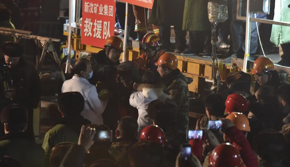 Tim medis menolong penambang yang berhasil diangkat dari tambang yang runtuh di Pingyi, Provinsi Shandong, China, Jumat (29/1). Empat penambang berhasil diselamatkan dari tambang yang runtuh setelah terperangkap selama 36 hari. (REUTERS/China Daily)