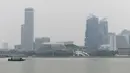 Deretan gedung yang diselimuti kabut asap di Marina Bay, Singapura (13/9/2019). Titik api di hutan hujan Indonesia telah melonjak tajam, data satelit menunjukkan pada 12 September, menyebarkan kabut asap di Asia Tenggara. (AFP Photo/Roslan Rahman)