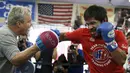 Ekspresi Manny Pacquiao saat melakukan latihan bersama pelatihnya jelang pertarungan melawan Tim Bradley di Hollywood, Los Angeles, California, Rabu (30/3). Petinju berjuluk ‘Pacman’ itu akan menantang Bradley pada 9 April 2016. (REUTERS/Lucy Nicholson)