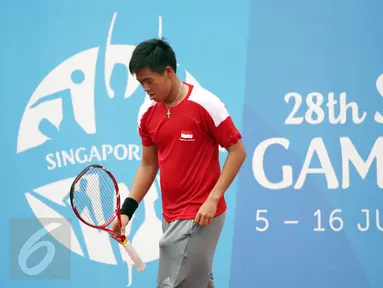 Petenis Indonesia, David Susanto tertunduk usai dikalahkan petenis Thailand Sornbutnark di final tunggal putra SEA Games ke-28 di Kallang Tenis Centre, Singapura, MInggu (14/6/2015). David kalah 6-4, 3-6, 3-6. (Liputan6.com/Helmi Fithriansyah)