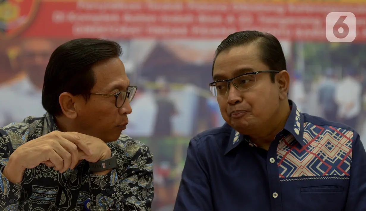 Kepala Biro Hukum, Humas, dan Kerja sama Batan Heru Umbara (kiri) menghadiri konferensi pers kasus Tindak Pidana Ketenaganukliran di Mabes Polri, Jumat (13/3/2020). Karyawan Batan berinisial SM ditetapkan sebagai tersangka kasus penemuan zat radioaktif di Tangerang Selatan (merdeka.com/Imam Buhori)