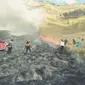 Petugas dan relawan berupaya memadamkan kebakaran di kawasan Gunung Bromo (BB TNBTS)