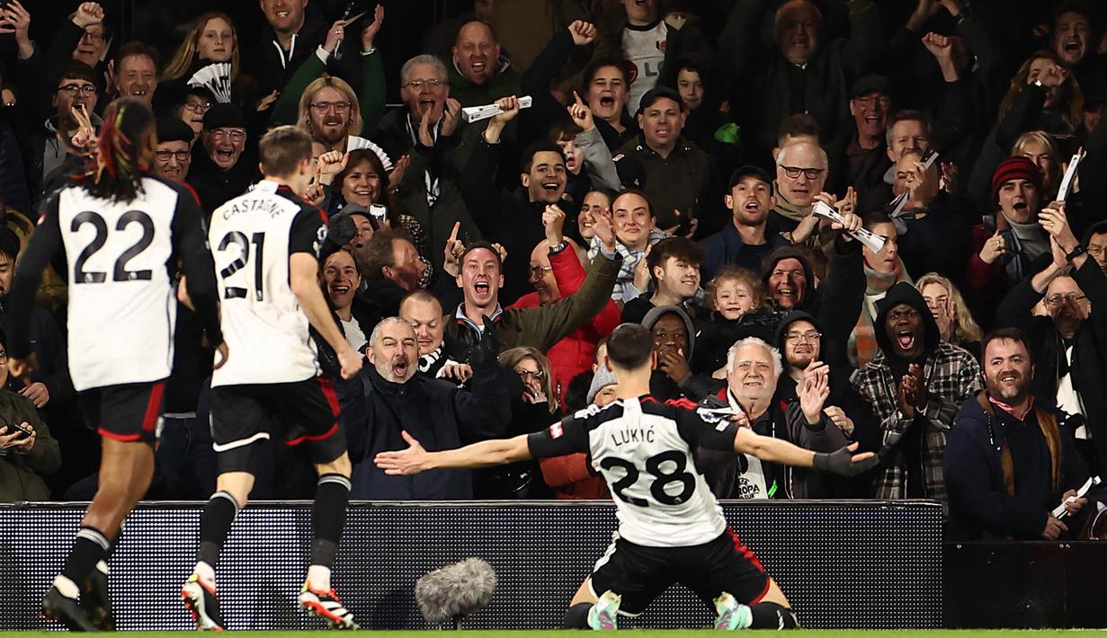 Pemain Fulham, Sasa Lukic, melakukan selebrasi setelah mencetak gol ke gawang Tottenham Hotspur pada laga Liga Inggris di Stadion Craven Cottage, Minggu (17/3/2024). (AFP/Henry Nicholis)