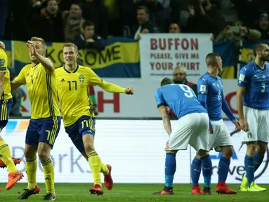 Para pemain Swedia merayakan gol yang dicetak Jakob Johansson ke gawang Italia pada laga Kualifikasi Piala Dunia 2018 di Stadion Friends Arena, Solna, Jumat (10/11/2017). Swedia menang 1-0 atas Italia. (AFP/Soren Anderson)