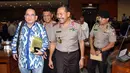 Ruhut Sitompul (kiri) bersama Komjen Pol Badrodin Haiti usai menghadiri Sidang Paripurna penetapan Komjen Pol Badrodin Haiti sebagai Kapolri, Jakarta, Kamis (16/4/2015). (Liputan6.com/Helmi Afandi) 