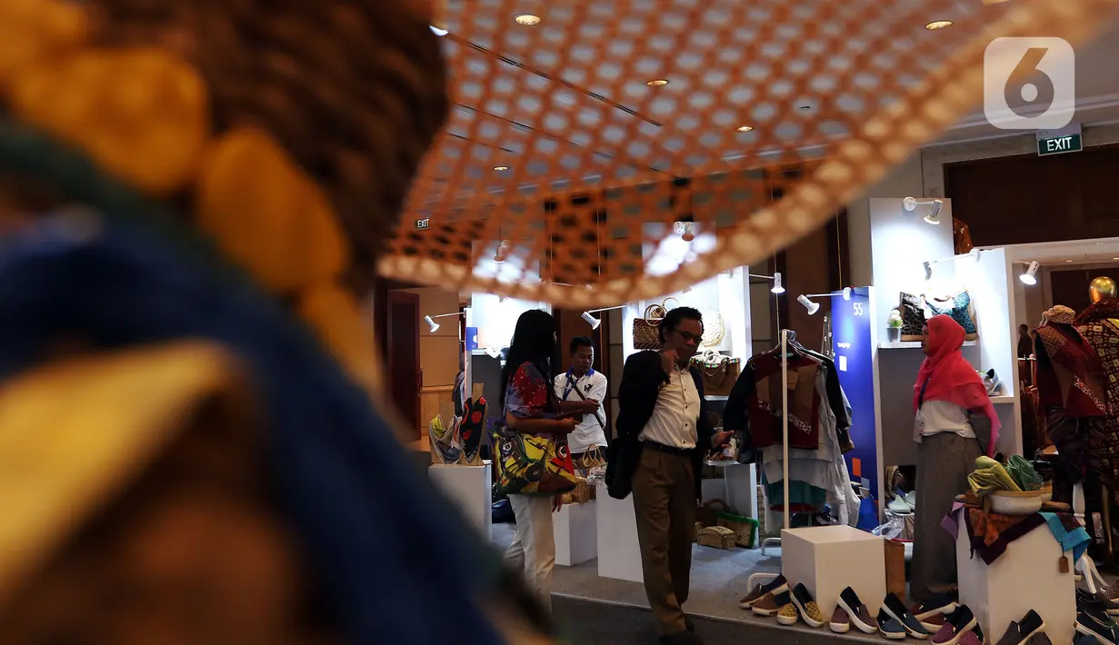 Pengunjung melihat aneka kerajinan dalam pameran UMKM Export BRILian Preneur 2019  di Jakarta Convention Center, Jakarta, Jumat (20/12/2019). UMKM Export BRILian Preneur 2019 menampilkan aneka produk dari 150 UMKM binaan Bank BRI dan Rumah Kreatif BUMN (RKB). (Liputan6.com/Johan Tallo)