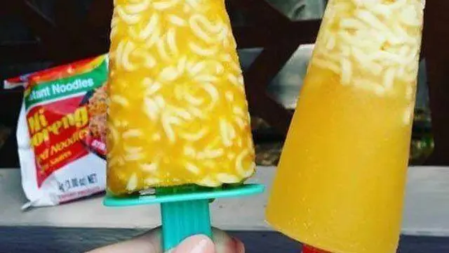 10 Potret Nyeleneh Cara Orang Makan Mi Ini Bikin Heran