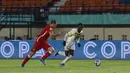 <p>Pemain Timnas Senegal U-17, Amara Diouf (kanan) menguasai bola dibayangi pemain Timnas Polandia U-17, Dominik Szala pada laga kedua Grup D Piala Dunia U-17 2023 di Stadion Si Jalak Harupat, Kabupaten Bandung, Selasa (14/11/2023). (Bola.com/Ikhwan Yanuar)</p>