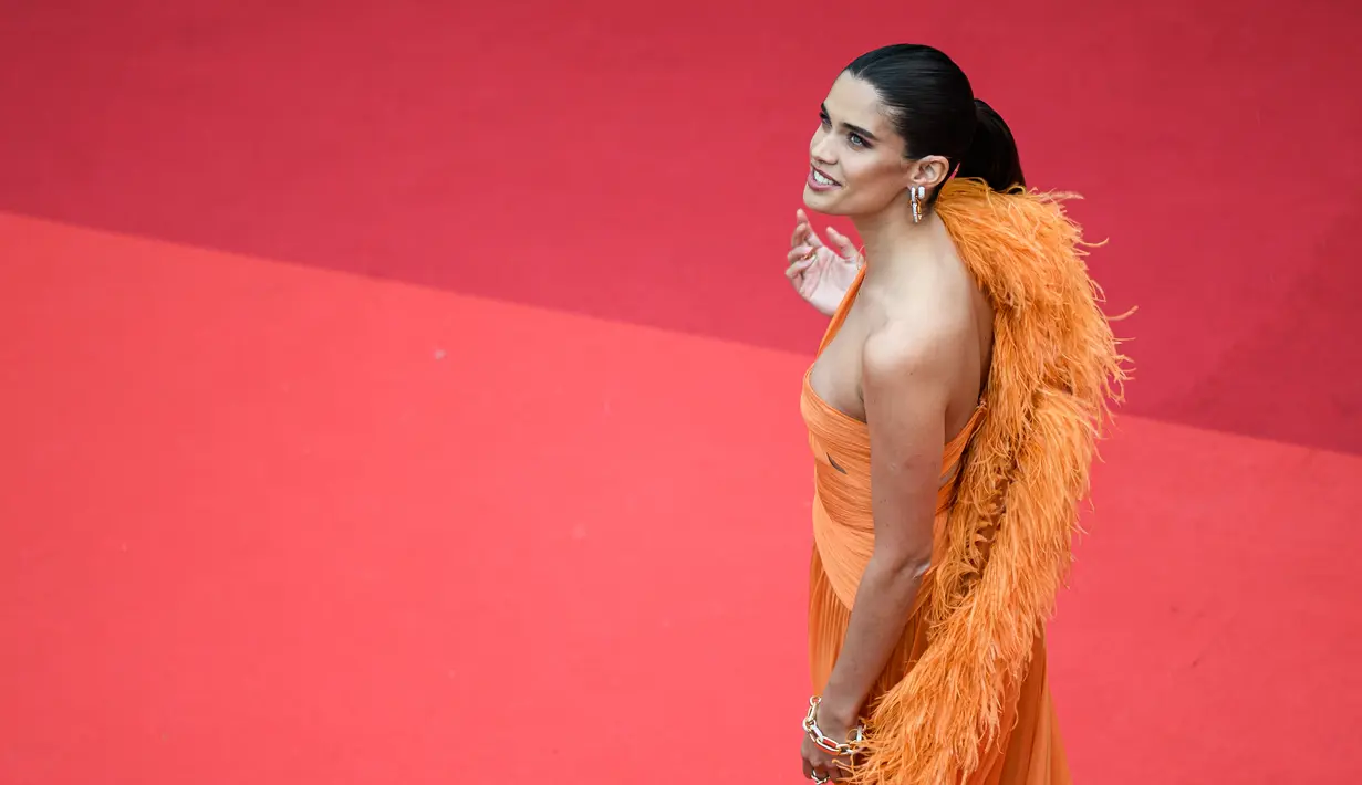 Sara memilih riasan palet perunggu yang menonjolkan fitur alaminya, dengan sapuan lipstik telanjang. (AFP/Loic Venance)