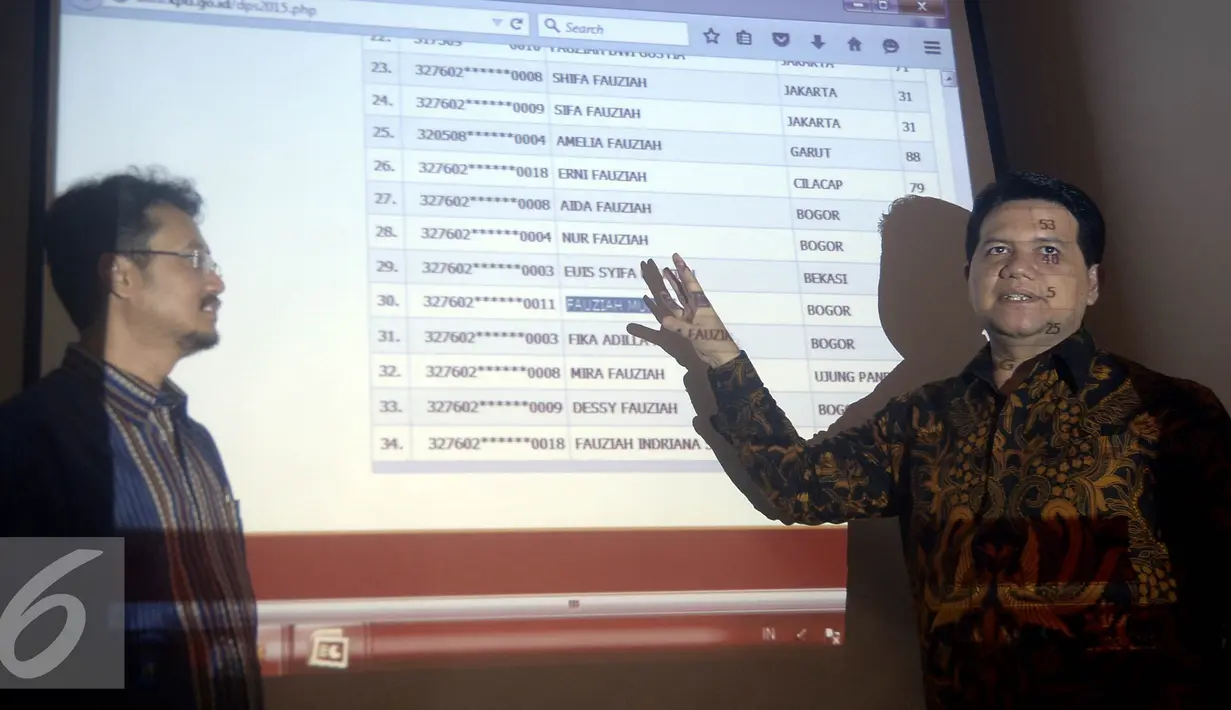 Ketua KPU, Husni Kamil Malik (kiri) saat launching Daftar Pemilih Sementara (DPS) secara online di Media Center KPU, Jakarta, Kamis (9/10/2015). KPU mengumumkan DPS secara online sebagai upaya transparansi Pemilu. (Liputan6.com/Johan Tallo)
