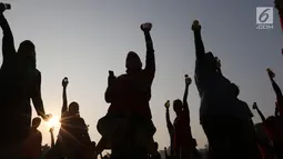 Warga mengangkat tumbler memeriahkan senam Maumere  dalam mengikuti gerakan 1 juta  tumbler di GBK, Senayan, Jakarta, Minggu (28/7/2019). Kominfo bersama Kemenko Kemaritiman dan Kementerian LHk mengadakan acara pembagian 1 Juta Tumbler #GenerasiBijak Plastik. (Liputan6.com/Angga Yuniar)