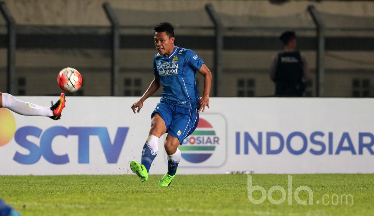 Perubahan formasi pada kubu Persib Bandung membuat permainan semakin hidup terutama kreasi dari sayap dan tengah yang dipimpin Dedi Kusnandar.  (Bola.com/Nicklas Hanoatubun)