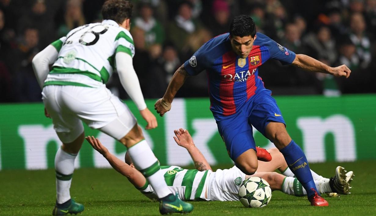 Striker Barcelona, Luis Suarez, berusaha melewati pemain Celtic pada laga kelima Grup C Liga Champions di Celtic Park, Rabu (23/11/2016). (AFP/Paul Ellis)
