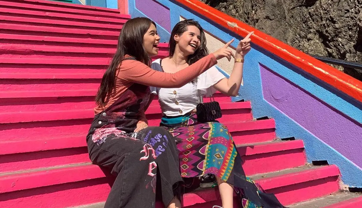 Ini adalah momen kebersamaan Rebecca Klopper dan Jovita Karen yang diunggah tahun 2019 di Instagram Rebecca Klopper. Dalam sinetron Mermaid in Love, Jovita Karen berperan sebagai Cindy yang merupakan sahabat Sasha (Rebecca Klopper). Sama-sama punya darah blasteran, pesona artis kelahiran 2001 dan 2000 ini sama-sama memikat hati. Terpaut usia 1 tahun, tak heran jika keduanya kompak hingga kini. (Liputan6.com/IG/rklopperr)