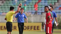 Gelandang Timnas Indonesia U-19, Saddil Ramdani, menerima kartu merah saat melawan Thailand U-19 pada laga Piala AFF U-18 di Stadion Thuwunna, Yangon, Jumat (15/9/2017). Indonesia kalah adu penalti dari Thailand. (Bola.com/Yoppy Renato)