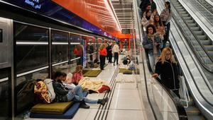 Orang-orang berlindung di stasiun metro bawah tanah saat sirene serangan udara memperingatkan datangnya rudal Iran di Tel Aviv, Israel, Sabtu, 7 Maret 2026. Sirene serangan udara di Tel Aviv, Israel, kembali meraung menyusul gelombang baru serangan rudal dari Iran. (AP Photo/Ohad Zwigenberg)