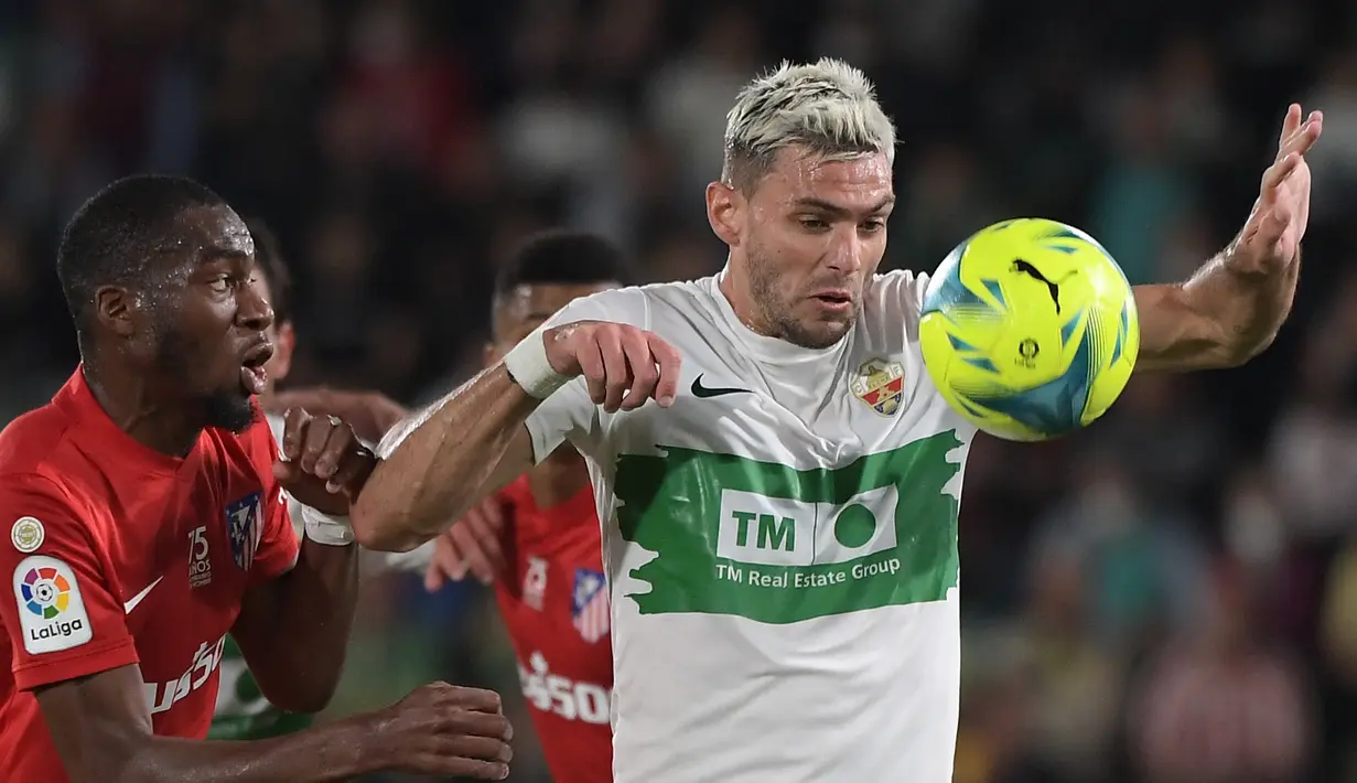 <p>Gelandang Atletico Madrid Geoffrey Kondogbia (kiri) berebut bola dengan pemain depan Elche CF Lucas Boye pada jordana ke-36 La Liga Spanyol 2021/2022 di Estadio Martinez Valero, Kamis (12/5/2022) dini hari WIB. Atletico Madrid sukses menaklukkan tuan rumah Elche dengan skor meyakinkan 2-0. (JOSE JORDAN / AFP)</p>