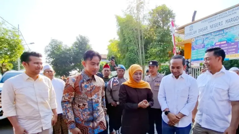 Wakil Presiden terpilih Gibran Rakabuming Raka bertemu dengan Khofifah Indar Parawansa dan Emil Elistiano Dardak.