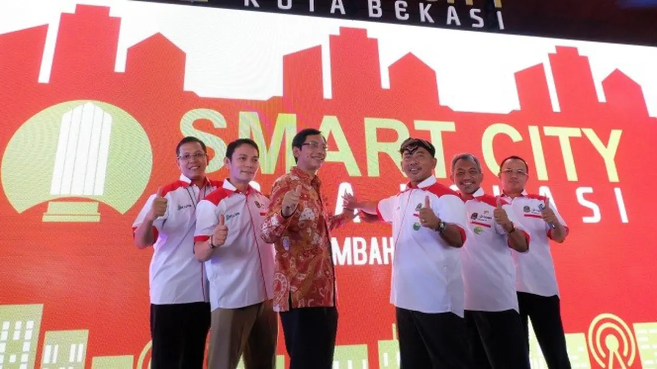 VP Technology & System Telkomsel Ivan C Permana (kedua kiri), LAPI ITB Prof. Dr. Ir. Suhono H Supangkat (ketiga kiri), Walikota Bekasi Dr. H. Rahmat Efendi (ketiga kanan), beserta Manajemen Telkomsel dan Jajaran pejabat daerah lainnya