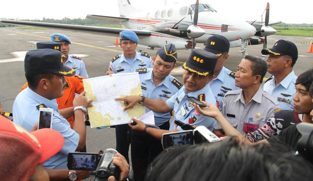 TNI Angkatan Udara (AU) saat memberi keterangan kepada wartawan terkait pesawat asal Singapura yang masuk wilayah Indonesia tanpa izin, Pontianak, Kalbar, Selasa (28/10/2014). (Liputan6.com/Raden AMP)