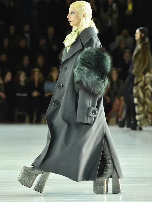 Pelantun ‘Bad Romance’ ini memakai sepatu hak tinggi platform, namun dengan tinggi badan 1.55 m tubuhnya tetap yang paling pendek di antara model lain yang juga melenggang di catwalk. (AFP/Bintang.com)