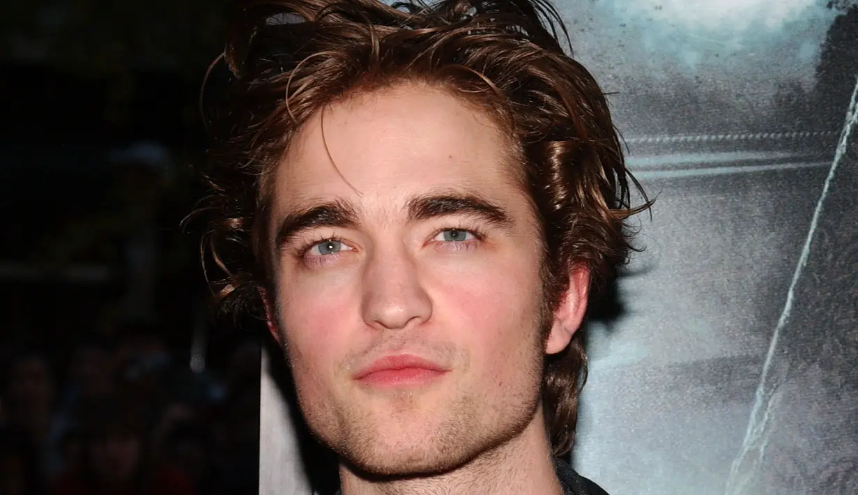 Robert Pattinson pemeran Edward Cullen di film Twilight ternyata pernah di keluarkan dari sekolah. Robert memiliki sifat pemalas yang sudah kelewatan, bahkan dirinya juga tak mengerjakan pekerjaan rumah dan membolos sekolah. (AFP/Bintang.com)