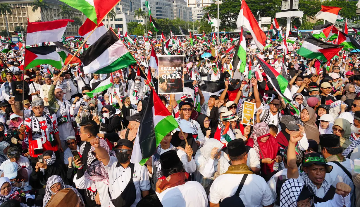 Gelombang massa terus berdatangan dan silih berganti melakukan orasi menyuarakan dukungannya untuk warga Palestina di Gaza. (AP Photo/Tatan Syuflana)