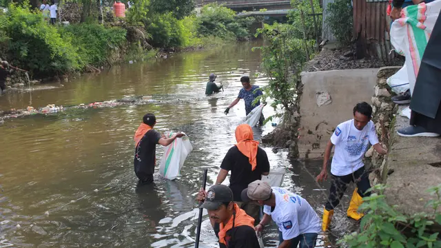 BRI Peduli Sambut HUT ke-129 dengan Kampanye Edukasi Lingkungan dan Bersih-Bersih Sungai Tukad Cari Kabasan