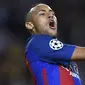 Striker Barcelona, Neymar, merayakan gol yang dicetaknya ke gawang Manchester City pada laga Liga Champions di Stadion Camp Nou, Barcelona, Rabu (19/10/2016). (AFP/Lluis Gene)