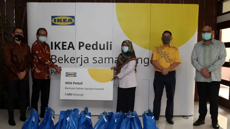 Sebanyak 1.500 paket bantuan sosial berupa bahan makanan pokok, disalurkan IKEA Indonesia untuk warga Kota Tangerang yang terdampak pandemi Covid-19. (Foto: IKEA)