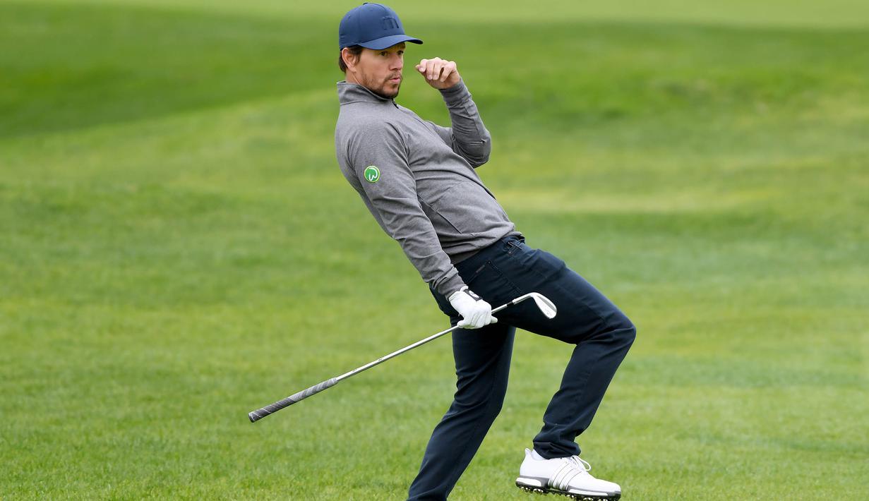 7. Mark Wahlberg - Bermain golf merupakan kegiatan yang biasa dilakukannya bersama sang anak kala waktu senggang. Kegilaannya pada golf membuatnya membangun driving range di halaman belakang rumah. (AFP/Harry How)