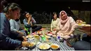 <p>Mama Rieta makan di pinggir Jalan. (Youtube/Hobby Makan)</p>