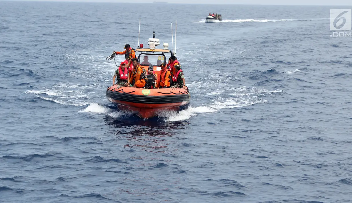 Tim Basarnas melakukan pencarian korban maupun serpihan pesawat Lion Air JT-610 di perairan Karawang, Jawa Barat, Rabu (31/10). Hingga hari ketiga, pencari korban jatuhnya Lion Air JT-610 terus dilakukan. (Liputan6.com/Helmi Fithriansyah)