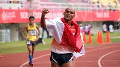 Pelari Indonesia Endi Nurdin Tine melakukan selebrasi usai memenangi final lari 1.500 meter putra T20 ASEAN Para Games 2022 di Stadion Manahan, Solo, Jawa Tengah, Selasa (2/8/2022). Endi Nurdin Tine berhasil menyumbangkan medali emas untuk Indonesia dengan catatan waktu 4.37 detik. (Foto: Dok. ASEAN Para Sports Federation)