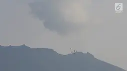 Gunung Agung mengeluarkan asap terlihat dari Karangasem, Bali, Rabu (6/12). Pusat Vulkanologi dan Mitigasi Bencana Geologi mencatat dalam 24 jam terakhir gempa frekuensi rendah meningkat menjadi 57 kali kegempaan. (Liputan6.com/Immanuel Antonius)