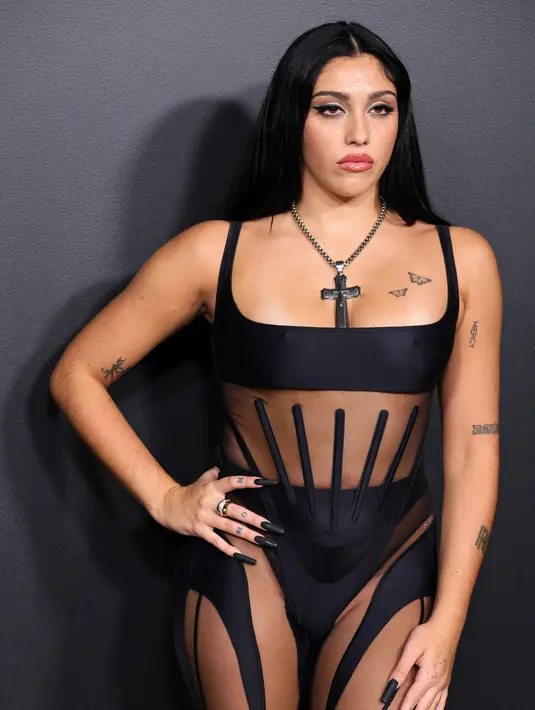 <p>Aktris Amerika Serikat Lourdes Leon tiba pada pembukaan pameran Thierry Mugler: Couturissime di Brooklyn Museum, Brooklyn, New York City, Amerika Serikat, 15 November 2022. Sang bintang mampu memamerkan fisiknya yang bugar dalam ansambel tipis. (ANGELA WEISS/AFP)</p>