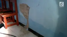 Akibat gempa susulan berkekuatan 6,4 skala ritcher, genteng dari atap lantai dua SMKN 1 Tanggeung, menimpa delapan siswi.