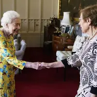 Ratu Elizabeth II menyambut tahun ke-71 bertakhta dengan penuh gaya. Ia tampak mengubah gaya rambutnya. (Instagram/theroyalfamily).