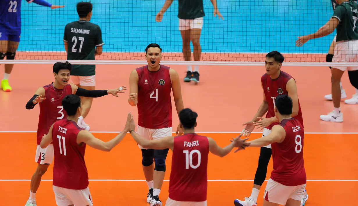 Pemain Timnas voli putra Indonesia merayakan raihan poin saat melawan Myanmar pada babak penyisihan Grup B SEA Games 2025 di di Stadion Indoor Huamark, Bangkok, Thailand, pada Senin (15/12/2025) pagi WIB. Timnas voli putra Indonesia berhasil meraih kemenangan perdana di Grup B SEA Games 2025 dengan mengalahkan Myanmar, Senin (15/12/2025). (Bola.com/Bagaskara Lazuardi)