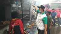 Si jago merah masih 'menggerayangi' Pasar Johar dan Pasar Yaik, Semarang, Jawa Tengah sejak kebakaran besar melanda pada Minggu 9 Mei 2015. (Edhie Prayitno Ige/Liputan6.com)