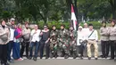 Sejumlah pengunjuk rasa berpose dengan parjurit TNI berhijab dan Polwan Berhijab saat Aksi Damai 4 November di Jakarta, Jumat (4/11). Aksi ini menuntuk Gubernur Ahok untuk diadili karena diduga menistakan agama. (Twitter.com/@ekagumilars)