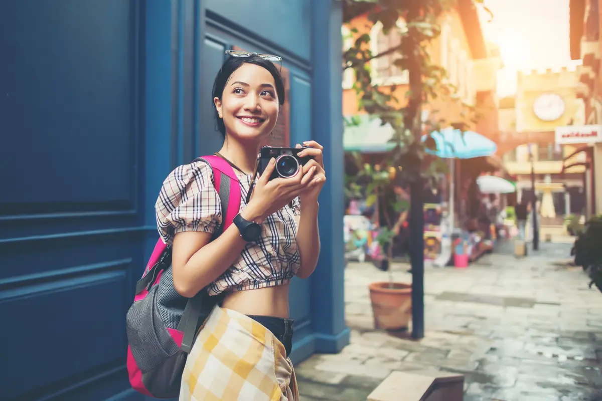 perempuan traveling