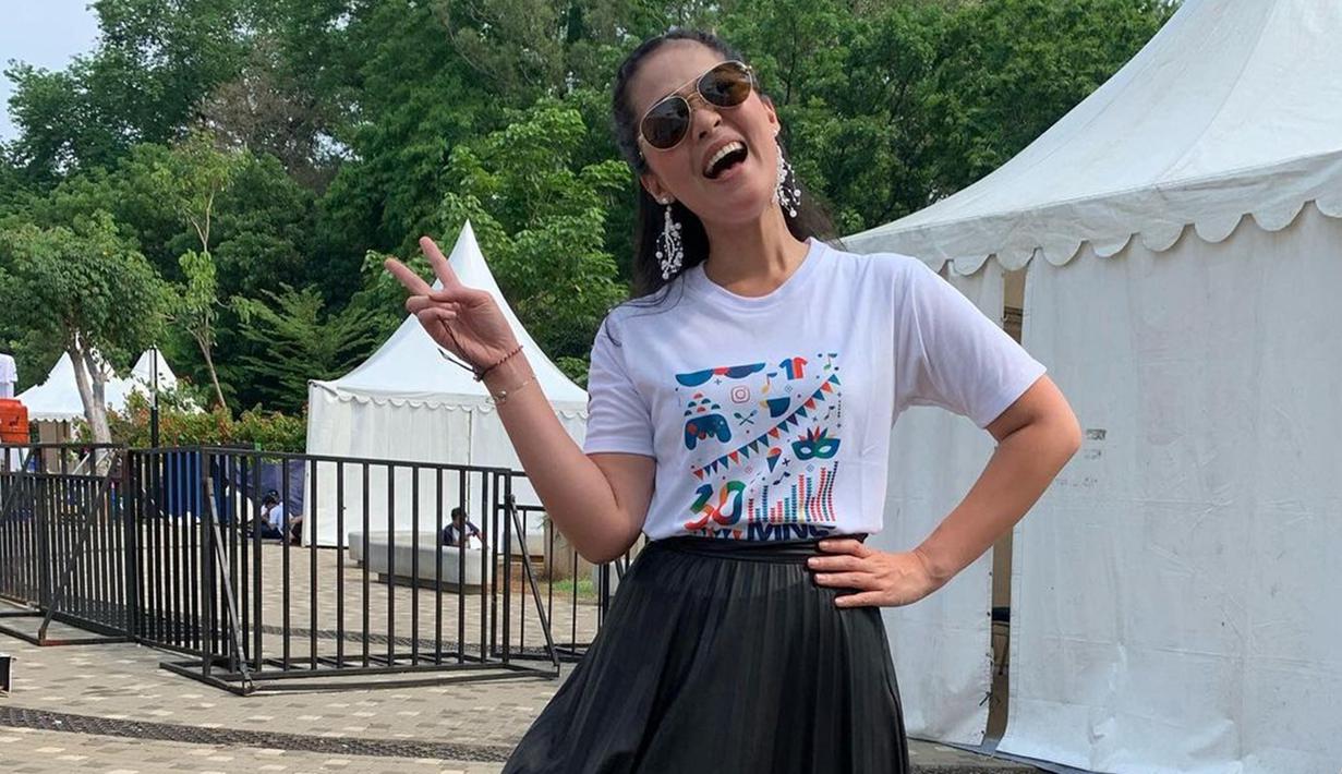 Dengan penampilan yang simpel, bintang sinetron 'Bidadari' ini tampil ceria dengan pose dua jari. Gracia mengenakan kaus putih yang dipadukan dengan rok hitam. Penampilannya makin menawan dengan kacamata hitam dan penggunaan aksesoris seperti anting. (Liputan6.com/IG/@graciaz14)