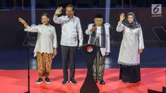 Presiden RI terpilih 2019-2014, Joko Widodo (kedua kiri) bersama Wakil Presiden terpilih, KH Ma’ruf Amin bersama istri menyapa pendukungnya jelang menyampaikan pidato Visi Indonesia di SICC, Sentul, Kab Bogor, Jawa Barat, Minggu (14/7/2019). (Liputan6.com/Helmi Fithriansyah)