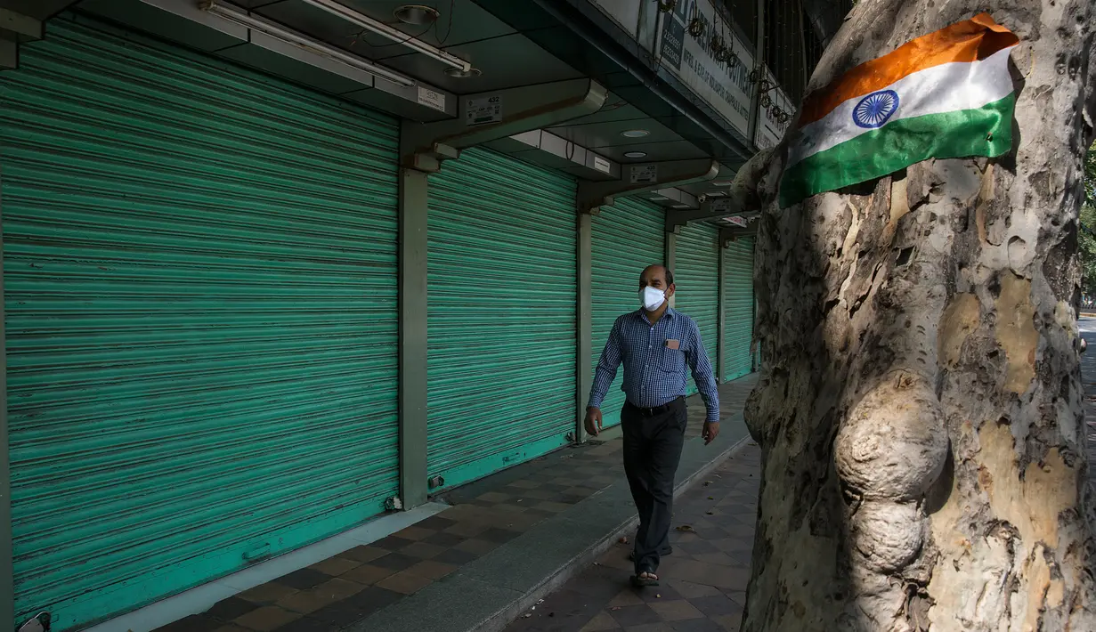 Warga berjalan di pasar yang ditutup dalam periode jam malam umum di New Delhi, 22 Maret 2020. Berdasarkan imbauan PM India Narendra Modi, masyarakat mematuhi "Jam Malam Umum" pada hari Minggu untuk meminimalkan perkumpulan massa dan memastikan dilakukannya pembatasan sosial. (Xinhua/Javed Dar)