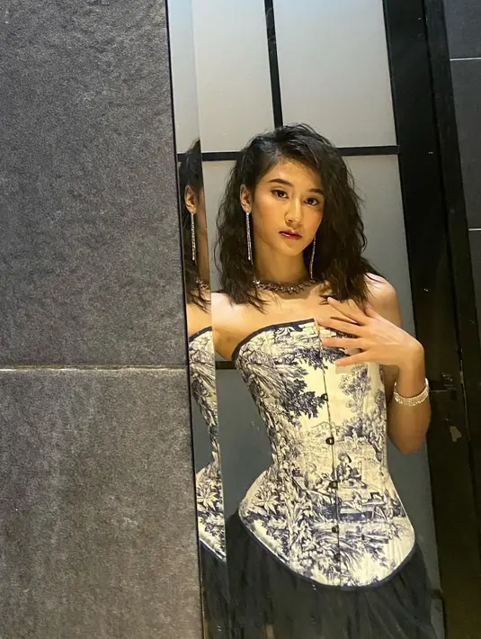 Terlihat lebih dewasa, Keisya kenakan korset bermotif dipadukan dengan rok tutu hitam [instagram/keisyalevronka]